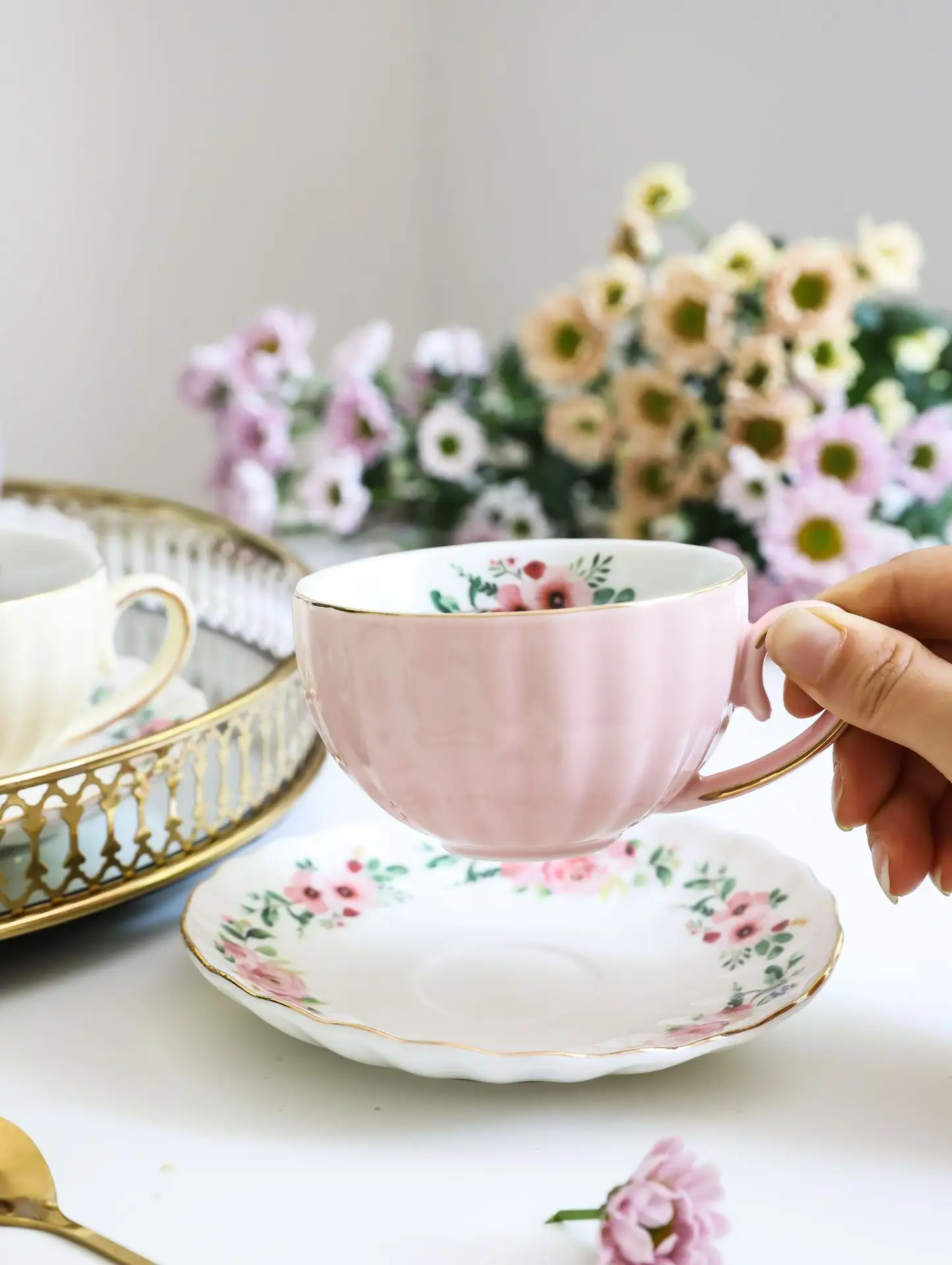 दोपहर की चाय और कॉफी ब्रेक के लिए यूरोपीय शैली की कॉफी और चाय का सेट सिरेमिक फूल पैटर्न दूध कप और तश्तरी