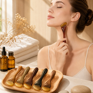Barra de masaje facial de madera ecológica con diseño suave y redondeado para kits de belleza de viaje y cuidado diario de la piel. - Product Image 2