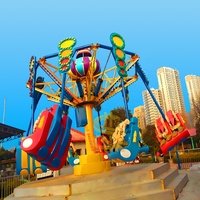 Parc d'attractions : Manèges à spirale, super balançoires pour enfants, sensations fortes