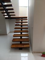 Escalier monopoutre sur mesure d'usine de Foshan, escalier intérieur à poutre simple en acier, marches en chêne, garde-corps en verre trempé, villa duplex