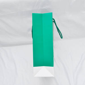 Sac en papier de luxe recyclable avec logo personnalisé imprimé en arabe, sac en papier à poignée pour le shopping - Product Image 3