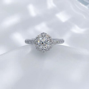 Anello con Diamante Coltivato in Laboratorio a Quattro Punte, Stelo Dritto, in Platino PT950, Gioiello Raffinato per Fidanzamento e Matrimonio - Product Image 2