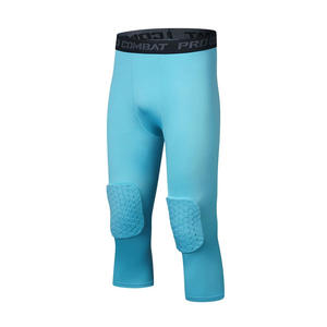 Pantalones de compresión acolchados 3/4 para baloncesto con protección de rodilla tipo panal - Product Image 3