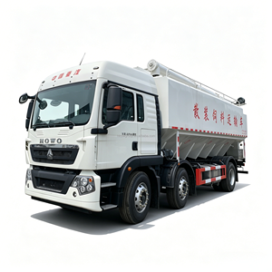 Camion de transport de fourrage en vrac de 30 m³ à 3 essieux pour aliments pour volailles, avec vis sans fin électrique pour la livraison en ferme avicole - Product Image 1