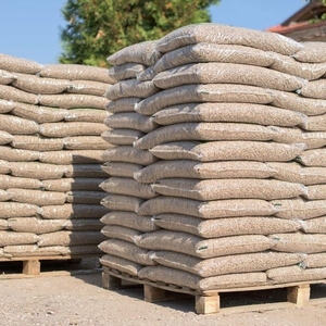 Granulés de bois de haute qualité pour chaudières industrielles, énergie biomasse, diamètre 6 mm, faible teneur en cendres, rendement thermique élevé, emballage en vrac - Product Image 1