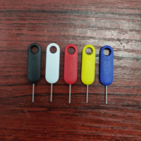 Extractor de Tarjetas SIM Portátil y Antipérdida con Dos Piezas y un Llavero para Transporte al Aire Libre