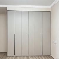 Armoire avec poignées, style moderne et contemporain, en MDF blanc, dressing intégré, finition chêne clair côtier