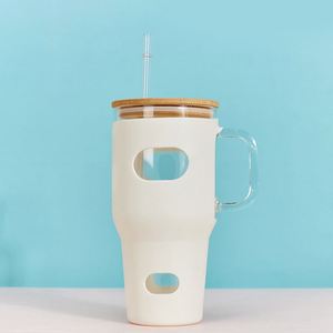 Gobelet de transport en verre de 32 oz avec poignée et manchon en silicone pour une prise en main sécurisée - Product Image 4
