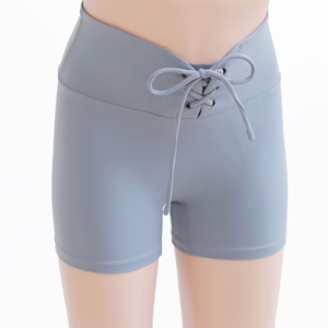 Short de yoga taille haute à séchage rapide pour femme avec fermeture à cordon de serrage Design à motif solide - Product Image 3