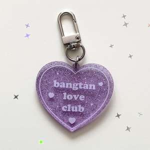 El nuevo llavero de regalos de recuerdo caliente al por mayor personalizado lindo Club personalizado brillo acrílico transparente llaveros Corazón Púrpura llavero - Product Image 1