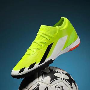 Scarpe da calcio TF/FG da <span class=keywords><strong>uomo</strong></span> di alta qualità OEM, rosse brillanti con strisce bianche, stringate, basse, per interni. - Product Image 6