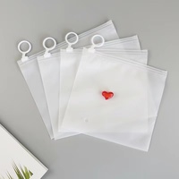 Vente en gros de chaîne de traction à anneau en plastique PP transparent givré personnalisé scellé pour vêtements et papeterie avec dessin animé