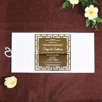 Invitation de mariage à trois volets en velours blanc avec monogramme en acrylique miroir doré, découpe laser, dossier rigide en acrylique doré