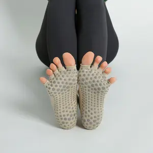 Profesyonel özel yeni tasarım kaymaz yoga pamuk yarım parmak bölünmüş ayak çorap trambolin Pilates spor için