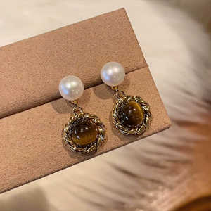 Pendientes WENCHI 1587 de Piedra Ojo de Tigre y Perla Natural Ligera - Shopify - Product Image 4