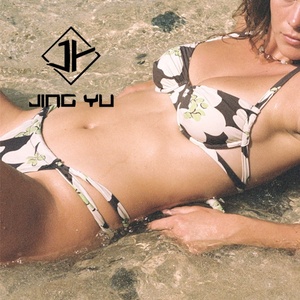 Traje de Baño de Dos Piezas de Poliéster de Alta Calidad Personalizado con Estampado Personalizado OEM - Product Image 1