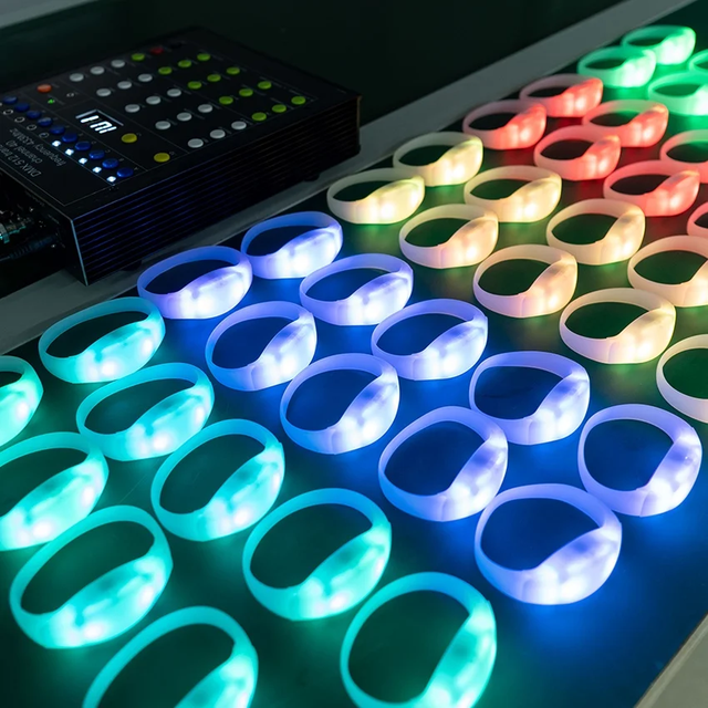 Sincen Custom Branding Touring Production Live Event Experience 2.4G Wireless Remote Control LED Bracelet