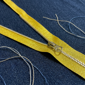 Fermeture éclair métallique dorée à glissière autobloquante, longueur personnalisée, pour vêtements, sacs, chaussures, fabriquée en Chine - Product Image 1