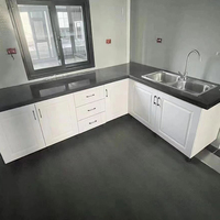 Maison en conteneur extensible préfabriquée de 20 pieds et 40 pieds à l'épreuve des ouragans Villa préfabriquée portable en acier de 2 chambres à coucher avec salle de bain