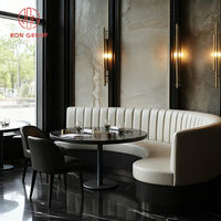 Canapé en cuir rembourré de style minimaliste moderne et luxueux, table avec structure en marbre, ensemble de chaises avec pieds en métal, mobilier pour salle à manger, café, restaurant