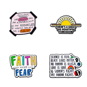 Pin de solapa de metal esmaltado de justicia social al por mayor, insignia personalizada de igualdad con la frase 'La ciencia es real' para decoración de mochilas - Product Image 5