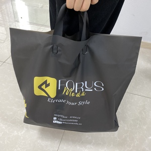 Bolsa de compras de plástico poliéster negro mate al por mayor, bolsa de compras con asa suave y logotipo personalizado impreso para tienda de ropa - Product Image 1