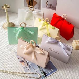 Sac cadeau en papier pliable en forme de triangle de style décontracté avec poignée en <span class=keywords><strong>bois</strong></span> circulaire pour mascara soins de la peau huile essentielle rouge à lèvres - Product Image 4