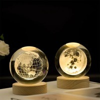 Lampu Malam Bola Kristal LED 3D USB dengan Proyeksi Berubah Warna, Lampu Meja Mini Putih Hangat dengan Alas Kayu untuk Dekorasi Rumah & Kamar