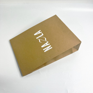 Bolsa de papel kraft con relieve y doble cierre adhesivo, sobres de papel con logo personalizado impreso para embalaje de ropa. - Product Image 2