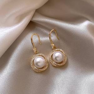 Vente en gros de boucles d'oreilles en argent avec perle blanche et aiguille Boucles d'oreilles de mode pour femmes - Product Image 4