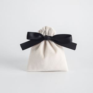 Sac en velours flanelle blanc cassé à cordon de serrage, doux et agréable pour la peau, imprimé en 3D, en stock, vente en gros - Product Image 5
