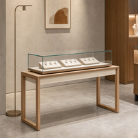 Vitrine de présentation de bijoux en verre et acier inoxydable avec éclairage LED, solutions écologiques complètes pour l'aménagement de magasins et salles d'exposition