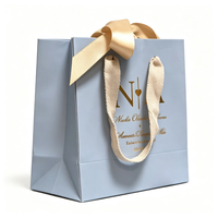Sacs en papier personnalisés imprimés, sacs cadeaux de luxe avec logo en feuille d'or et poignée en ruban satiné pour l'emballage de masques faciaux et de nettoyants pour le visage