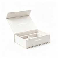 Boîte cadeau magnétique ivoire avec logo personnalisé, finition dorée, impression blanche, couvercle à charnière, double compartiment, insert moulé, emballage de luxe
