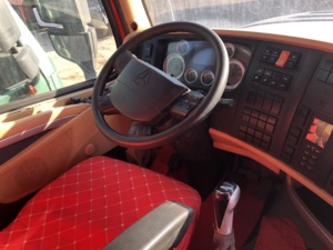 Camion tracteur d'occasion Sinotruk Howo NX 6x4, cabine à toit plat, conduite à gauche, diesel Euro 2, 351-450 CV, 31-40 tonnes, moteur Weichai robuste - Product Image 2