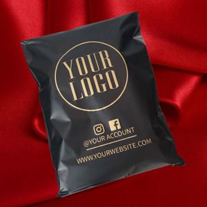 Enveloppe d'expédition en polyéthylène écologique biodégradable avec logo personnalisé imprimé en noir mat et or pour vêtements, t-shirts, sacs - Product Image 1