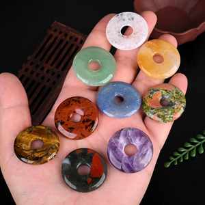 Accessoires de bijoux DIY en gros : Pendentif donut à grand trou motif paix pour agate, cristal Feng Shui, pendentifs et breloques de mode - Product Image 1