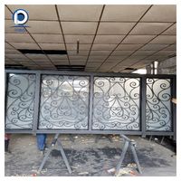 Portail d'entrée de fer forgé de style baroque pour ferme et ranch, avec accent doré luxueux, portail de sécurité pour résidence urbaine