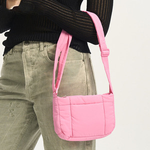 2024 diseñador nuevo estilo <span class=keywords><strong>tela</strong></span> <span class=keywords><strong>de</strong></span> nailon Mini bolso individual cuadrado para mujer lindo Simple Color sólido acolchado bolso <span class=keywords><strong>de</strong></span> <span class=keywords><strong>mensaje</strong></span> hinchado <span class=keywords><strong>con</strong></span> logotipo - Product Image 1