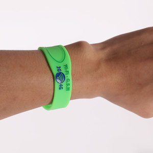 Braccialetti in silicone nfc viola arancione trasparente RFID regolabile a bottone elastico in gomma con logo oem debossed - Product Image 4