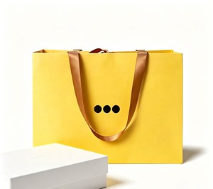 Bolsa de papel brillante personalizada con logo en foil, lazo decorativo y asa, para regalo de perfume o cosmético de lujo. - Product Image 1