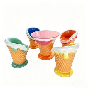 Tables et chaises en résine sculptée imperméables pour l'extérieur, personnalisées, avec un design coloré pour la décoration des cafés, vente en gros - Product Image 4
