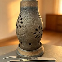 Brûleur d'encens artisanal en grès du Fujian ajouré et doré, isolé thermiquement, fournitures religieuses, décoration d'intérieur, support de bougie avec pince incluse