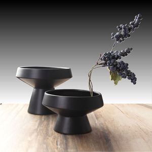 Vente en gros <span class=keywords><strong>Vase</strong></span> à fleurs en <span class=keywords><strong>céramique</strong></span> Vanitas noir mat pour la décoration intérieure <span class=keywords><strong>Vase</strong></span> <span class=keywords><strong>Ikebana</strong></span> en <span class=keywords><strong>céramique</strong></span> blanche <span class=keywords><strong>Vase</strong></span> de table pour la Saint-Valentin - Product Image 2