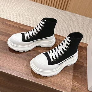 Zapatos de lona a la moda para hombre y mujer, estilo universitario, para skateboarding al aire libre, suela gruesa, duraderos y resistentes al desgaste - Product Image 1