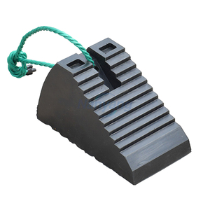 Cales de roue robustes en caoutchouc pour camions et remorques avec corde de sécurité – Blocs de stationnement pour pneus - Product Image 4