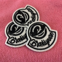 Étiquette en feutre brodée de 2 mm d'épaisseur pour chapeaux, couleur naturelle, logo 3D en relief, patch brodé en feutre pour jeans