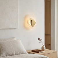 Applique murale moderne en fer et verre à LED avec design graphique irrégulier, abat-jour blanc pour salon, chambre, restaurant, éclairage de luxe