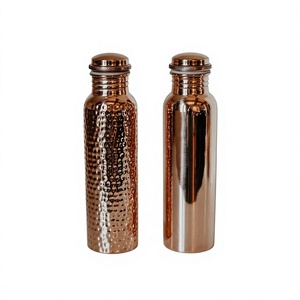 Duo de Bouteilles Métalliques Classiques – Corps Lisse, Surface Texturée – Contenants pour Boissons, Présentoirs pour la Maison et la Salle à Manger, Collection Premium, Rangement - Product Image 1