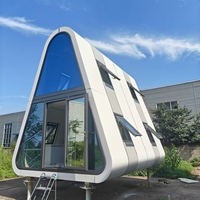 Maison préfabriquée de luxe moderne à deux étages, maison capsule triangulaire avec 2 chambres pour camping en station balnéaire en montagne